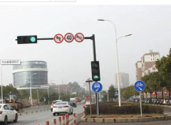 路口的交通信號燈裝多少數量才（cái）合理?